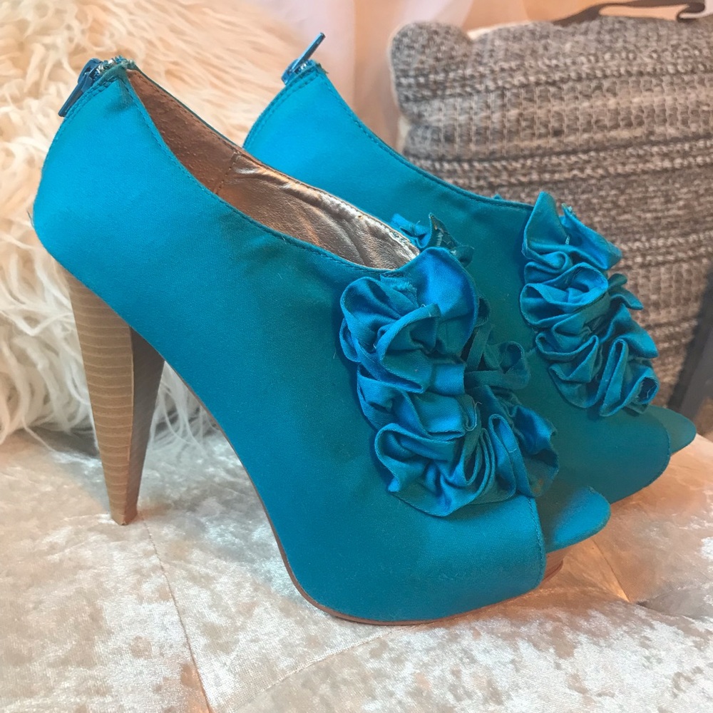 Blue summer heels with 3D ruffle detail